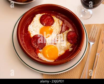 Spanische Tapas mit Chorizo-Wurst und Tomatenpasta-Nahaufnahme Stockfoto