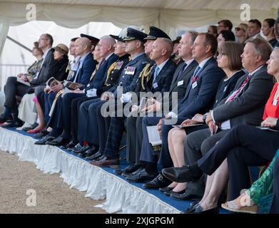 Horse Guards Parade, London, Großbritannien. Juli 2024. Das Military Musical „Celebration“ der Household Division (Beating Retreat) wird am letzten Abend mit dem Earl Cadogan als Hauptgast (Zentrum) aufgeführt. Richter Robert Rinder ist auch im VIP-Pavillon (vorne rechts in der Mitte) zu sehen. Quelle: Malcolm Park/Alamy Live News Stockfoto