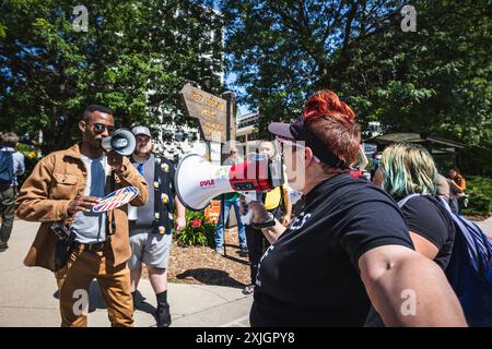 Milwaukee, Wisconsin, USA. Juli 2024. Nicht identifizierter bewaffneter Mann und HIMMEL CHAMBERLAIN, des Moines, Iowa streiten über Waffen und reproduktive Rechte. (Kreditbild: © Dave Decker/ZUMA Press Wire) NUR REDAKTIONELLE VERWENDUNG! Nicht für kommerzielle ZWECKE! Stockfoto