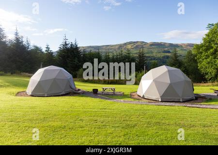 Glamping in den schottischen Highlands an einem sonnigen Sommermorgen Stockfoto