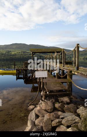 Ein alter, zerbröckelnder Steg am Loch Tay in Perthshire Schottland an einem schönen Sommermorgen. Stockfoto