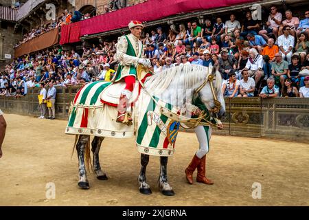 Der Jockey aus der Oca (Gänse) Contrada in mittelalterlicher Tracht nimmt an Einer historischen Prozession Teil, Piazza del Campo, Palio, Siena, Italien. Stockfoto