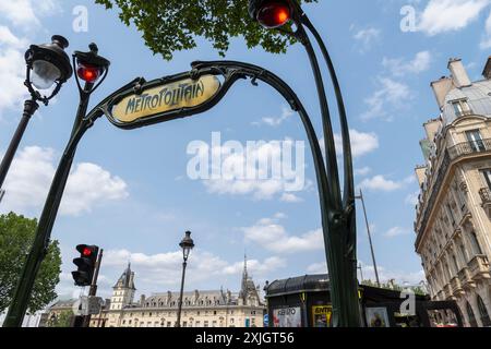 Typisches Pariser Jugendstil-U-Bahn-Eingangsschild, Metropolitansymbol. Öffentliche Verkehrsmittel. Paris, Ile de France, Frankreich, Europa, Europäische Union, EU Stockfoto