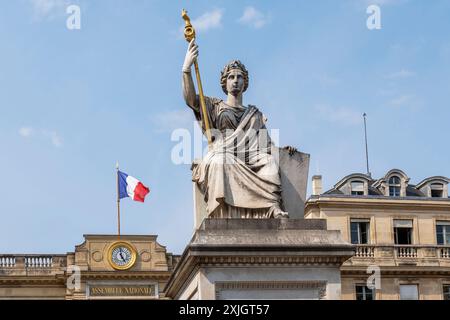 Assemblée Nationale (Französische Nationalversammlung) Parlament. Statue Des Gesetzes. Place du Palais Bourbon. Französische Flagge. Paris, Frankreich, Europa EU – Kopierraum Stockfoto