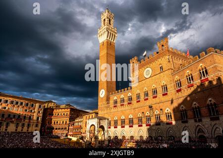 Die Piazza del Campo wurde kurz vor dem Start des Pferderennens Palio in Siena, Toskana, Italien, fotografiert. Stockfoto