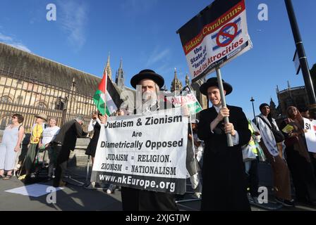 London, Großbritannien, 18. Juli 2024. Hände um das Parlament - palästinensische Unterstützer verbanden die Hände im ganzen Parlament und forderten die britische Regierung auf, die Waffenlieferungen nach Israel einzustellen, da die Zahl der Todesopfer in Gaza weiter zunimmt. Kredit : Monica Wells/Alamy Live News Stockfoto