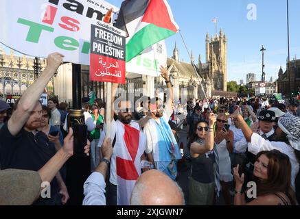 London, Großbritannien, 18. Juli 2024. Gegen israelische Demonstranten gegen die pro-palästinensischen Hände um das Parlament protestieren, die ein Ende der Waffenverkäufe an Israel forderten. Die Polizei versuchte, die beiden Gruppen getrennt zu halten. Kredit : Monica Wells/Alamy Live News Stockfoto