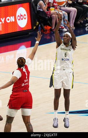 Arlington, Usa. Juli 2024. Natasha Howard #6 von Dallas Wings schießt den Ball während des WNBA-Spiels zwischen den Dallas Wings und dem Indiana Fever im College Park Center. Endpunktzahl Dallas 101 Indiana 93. Am 17. Juli 2024 in Arlington, Texas. (Foto: Javier Vicencio/Eyepix Group) Credit: Eyepix Group/Alamy Live News Stockfoto