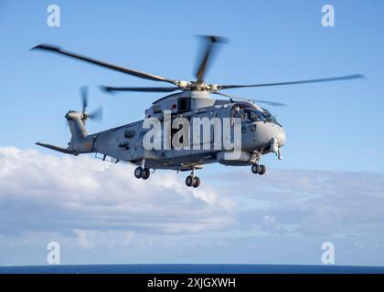 Ein italienischer Leonardo AW101 (EH101) Merlin Hubschrauber nähert sich dem Flugdeck des Flugzeugträgers USS Carl Vinson (CVN 70) der Nimitz-Klasse an, während das Schiff an der Exercise Rim of the Pacific (RIMPAC) 2024 am 17. Juli teilnimmt. 29 Nationen, 40 Überlandschiffe, drei U-Boote, 14 nationale Landstreitkräfte, mehr als 150 Flugzeuge und 25.000 Mitarbeiter nehmen vom 27. Juni bis 1. August an der RIMPAC Teil. RIMPAC, die weltweit größte internationale maritime Übung, bietet eine einzigartige Ausbildungsmöglichkeit und fördert und pflegt gleichzeitig kooperative Beziehungen Stockfoto