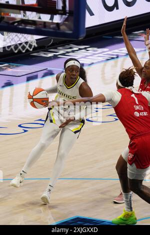 Arlington, Usa. Juli 2024. Arike Ogunbowale #24 der Dallas Wings fährt während des WNBA-Spiels zwischen den Dallas Wings und dem Indiana Fever im College Park Center zum Korb. Endpunktzahl Dallas 101 Indiana 93. Am 17. Juli 2024 in Arlington, Texas. (Foto: Javier Vicencio/Eyepix Group) Credit: Eyepix Group/Alamy Live News Stockfoto