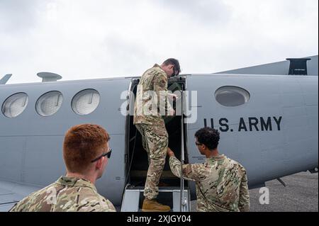 GEMEINSAME BASIS LANGLEY-EUSTIS, Virginia – U.S. Air Force Airman 1st Class Derek Johnson, links, Senior Airman David Bowles, und Stabsleiter Aaron Chandleur 633d Civil Engineer Squadron Sprengverordnungstechniker, positionieren Fracht mit einer AGM-144 Hellfire-Rakete, die während eines Flugzeugabsturzes auf der Joint Base Langley-Eustis, Virginia, am 18. Juli 2024 aus einem C12-Heron-Flugzeug herausgeholt werden soll. Bei der Übung wurde die Fähigkeit des EOD geprüft, den Explosivstoff sicher zu identifizieren und aus dem Luftfahrzeug zu entfernen. (Foto der U.S. Air Force von Senior Airman Olivia Bithell) Stockfoto