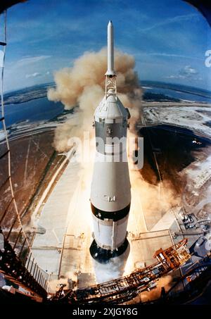 16. Juli 1969 - New Orleans, Louisiana, USA - Apollo 11 startet vom Kennedy Space Center der NASA in Florida um 9:32 Uhr EDT, 16. Juli 1969. An Bord der Raumsonde Apollo 11 waren die Astronauten Neil A. Armstrong, Kommandant, Michael Collins, Pilot des Kommandomoduls, und Buzz Aldrin Jr., Pilot des Mondmoduls. Apollo 11 war die erste Mondlandungsmission der Vereinigten Staaten. Während Armstrong und Aldrin im Mondmodul „Eagle“ abstiegen, um die Region Meer der Ruhe des Mondes zu erkunden, blieb Collins im Mondumlauf. (Kreditbild: © NASA/ZUMA Press Wire) NUR REDAKTIONELLE VERWENDUNG! Nicht für kommerzielle ZWECKE! Stockfoto