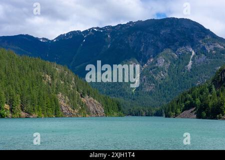 North Cascades National Park, Washington, USA. Diablo Lake und Davis Peak, vom Diablo Lake Overlook an der State Route 20 aus gesehen. Stockfoto