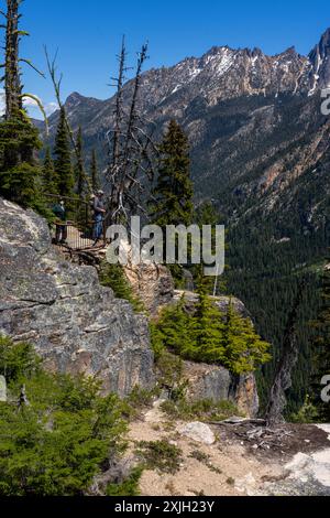 North Cascades Scenic Highway, Washington Pass Overlook, Washington, USA. Leute, die über die Klippe schauen Stockfoto