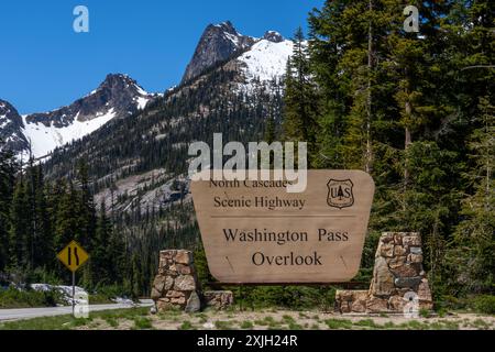 North Cascades Scenic Highway, Washington Pass Overlook, Washington, USA. Aussichtstafel zum Washington Pass Stockfoto