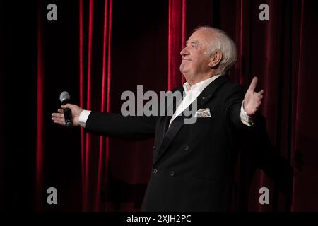 LONDON, ENGLAND: Jimmy Tarbuck tritt beim London Palladium Opening für Barry Manilow bei seinem letzten britischen Auftritt auf. Mit: Jimmy Tarbuck Where: London, United Kingdom Wann: 09 Jun 2024 Credit: Neil Lupin/WENN Stockfoto