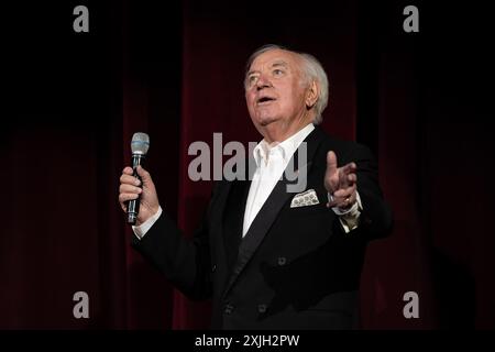 LONDON, ENGLAND: Jimmy Tarbuck tritt beim London Palladium Opening für Barry Manilow bei seinem letzten britischen Auftritt auf. Mit: Jimmy Tarbuck Where: London, United Kingdom Wann: 09 Jun 2024 Credit: Neil Lupin/WENN Stockfoto
