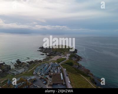 Luftaufnahme des fistralen Strandes und der Landzunge in Newquay, cornwall, england, mit dem beliebten Surfspot Stockfoto