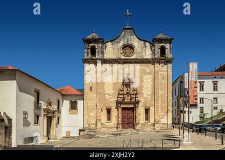 Die Kirche San Juan de Almedina ist in den architektonischen Komplex des Bischofspalastes von Coimbra integriert, heute das Nationalmuseum Machado de Castro. Stockfoto