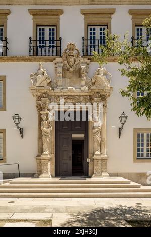 Eingangstür zum Gebäude des Instituts für Bank-, Börsen- und Versicherungsrecht - Universität der Stadt Coimbra, Portugal, Europa. Stockfoto