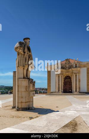 Statue von D. Juan III. Und die Tür des Joanina-Bibliotheksgebäudes im Innenhof des Palacio de las Ecuelas in Coimbra, Portugal, EU Stockfoto