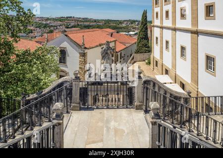 Minerva Treppe im Innenhof des Schlosspalastes im Universitätsviertel der Stadt Coimbra in ​​the, Portugal, Europa Stockfoto