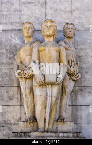 Skulpturengruppe an der Fassade des Gebäudes der Allgemeinen Bibliothek im Universitätsviertel der Stadt ​​the in Coimbra, Portugal, Europa Stockfoto