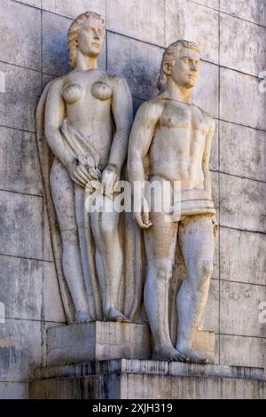 Skulpturengruppe an der Fassade des Gebäudes der Allgemeinen Bibliothek im Universitätsviertel der Stadt ​​the in Coimbra, Portugal, Europa Stockfoto