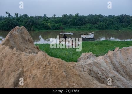 Ein Sandsteinbruch im Hintergrund dicker grüner Wald mit blauem Himmel - Ogun State, Nigeria am 09. Juli 2024. Stockfoto