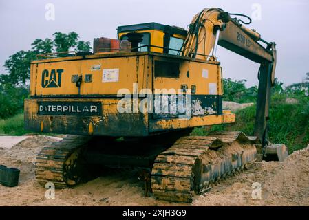 Ein Caterpillar-Bulldozer in einem Sandsteinbruch in Ogun State, Nigeria am 09. Juli 2024. Stockfoto