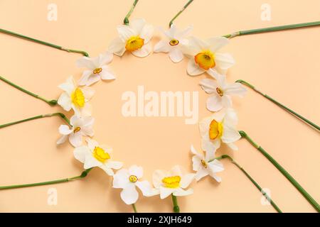 Rahmen aus schönen Narzissen Blumen auf orangem Hintergrund Stockfoto
