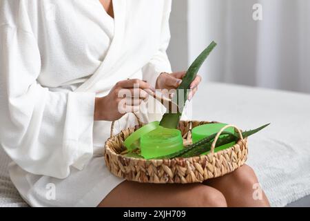 Schöne junge Frau, die zu Hause Aloe Vera Gel macht, Nahaufnahme Stockfoto