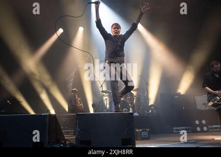 London, Großbritannien. Juli 2024. Leadsänger Brett Anderson von der englischen Rockband Suede tritt im Alexandra Palace Park auf. Quelle: Justin Ng/Alamy Live News Stockfoto