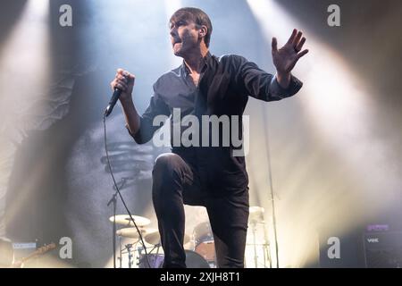 London, Großbritannien. Juli 2024. Leadsänger Brett Anderson von der englischen Rockband Suede tritt im Alexandra Palace Park auf. Quelle: Justin Ng/Alamy Live News Stockfoto