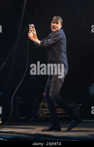 London, Großbritannien. Juli 2024. Leadsänger Brett Anderson von der englischen Rockband Suede tritt im Alexandra Palace Park auf. Quelle: Justin Ng/Alamy Live News Stockfoto