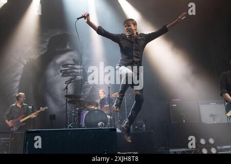 London, Großbritannien. Juli 2024. Leadsänger Brett Anderson von der englischen Rockband Suede tritt im Alexandra Palace Park auf. Quelle: Justin Ng/Alamy Live News Stockfoto