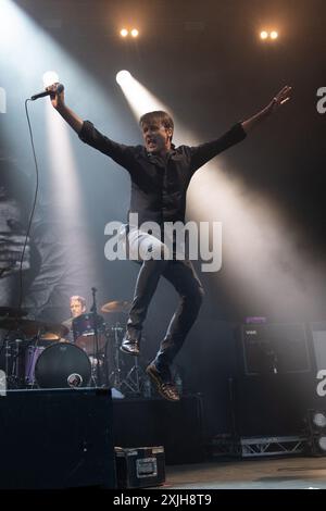 London, Großbritannien. Juli 2024. Leadsänger Brett Anderson von der englischen Rockband Suede tritt im Alexandra Palace Park auf. Quelle: Justin Ng/Alamy Live News Stockfoto