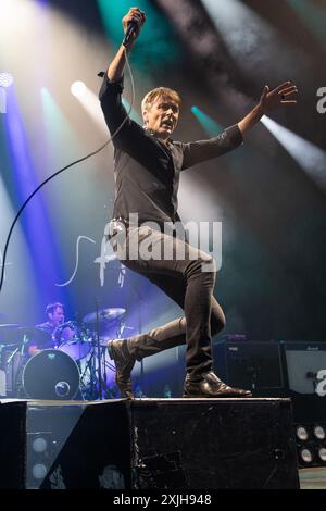 London, Großbritannien. Juli 2024. Leadsänger Brett Anderson von der englischen Rockband Suede tritt im Alexandra Palace Park auf. Quelle: Justin Ng/Alamy Live News Stockfoto