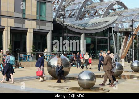 Mercure Hotelgebäude und Wintergarten. Millennium Square, Sheffield City Centre, England Großbritannien, Leute auf freiem Gelände spazieren gehen Stockfoto