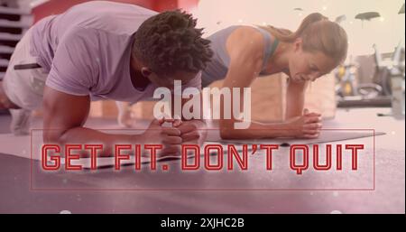 Bild von Get fit: Keine Textnachricht über verschiedene Männer und Frauen, die im Fitnessstudio trainieren, Plank machen Stockfoto