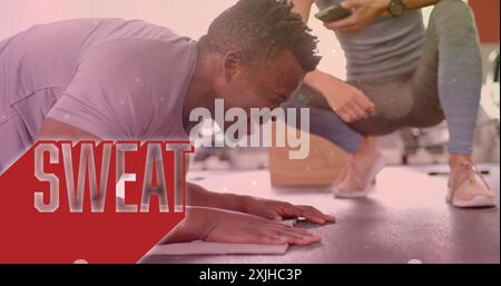 Bild des Schweißtextes über verschiedenen Männern und Frauen, die im Fitnessstudio trainieren, Mann, der Plank macht Stockfoto