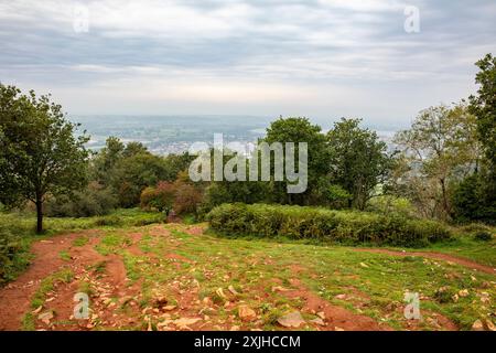 Cheddar Gorge Cliff Top Wanderweg, ein rauer und nicht abgestufter Steinweg rund um die Kalksteinschlucht, Somerset, England, Großbritannien Stockfoto