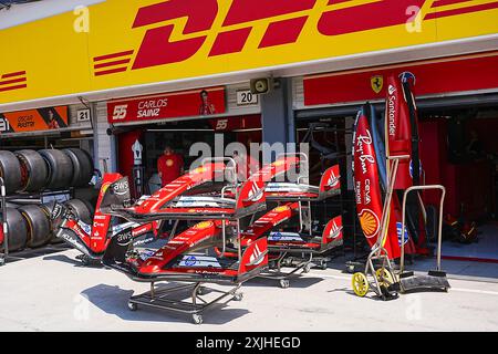 Mogyorod, Ungarn. Juli 2024. Scuderia Ferrari Garage während des Vorbereitungstages, 18. Juli, des Großen Preises der Formel 1 von Ungarn 2024, der vom 19. juli bis 21. juli 2024 auf der Hungaroring-Strecke in Mogyorod, Budapest, Ungarn stattfinden soll (Foto: Alessio de Marco/SIPA USA) Credit: SIPA USA/Alamy Live News Stockfoto