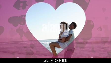 Bild eines Herzens, das im Sommer über verschiedene verliebte Paare am Strand ausgeschnitten wurde Stockfoto