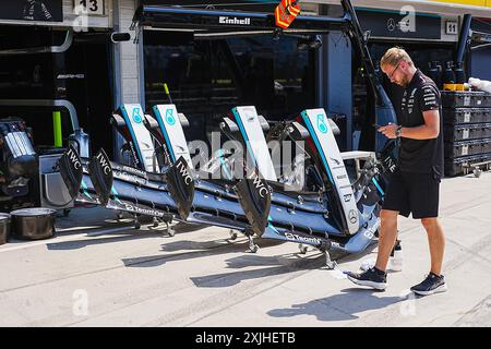 Mogyorod, Ungarn. Juli 2024. Team Mercedes Garage während des Vorbereitungstages, 18. Juli, des Großen Preises der Formel 1 von Ungarn 2024, der vom 19. juli bis 21. juli 2024 auf der Hungaroring-Strecke in Mogyorod, Budapest, Ungarn stattfinden soll (Foto: Alessio de Marco/SIPA USA) Credit: SIPA USA/Alamy Live News Stockfoto