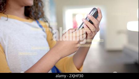 Bild der digitalen Datenverarbeitung über birassische Schülerinnen mit Smartphone in der Schule Stockfoto