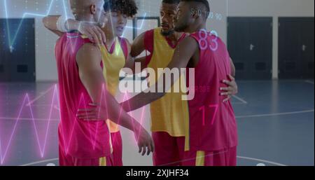 Bild der digitalen Datenverarbeitung über verschiedene Basketballspieler auf dem Platz Stockfoto