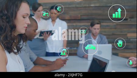 Bild von ökologischen Symbolen über verschiedenen Kollegen bei Besprechungen im Büro Stockfoto