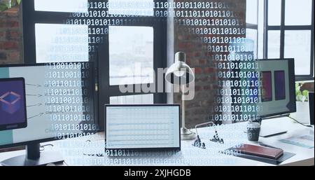 Bild von Binärcodierung, Globus und Datenverarbeitung über Computer auf Schreibtischen im Büro Stockfoto