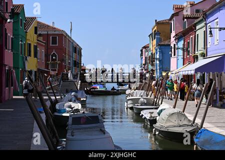 Venedig, Italien. Juli 2024. Touristen besuchen die farbenfrohen Häuser auf der Insel Burano, Venedig, Italien, 18. Juli 2024. Quelle: Alberto Lingria/Xinhua/Alamy Live News Stockfoto